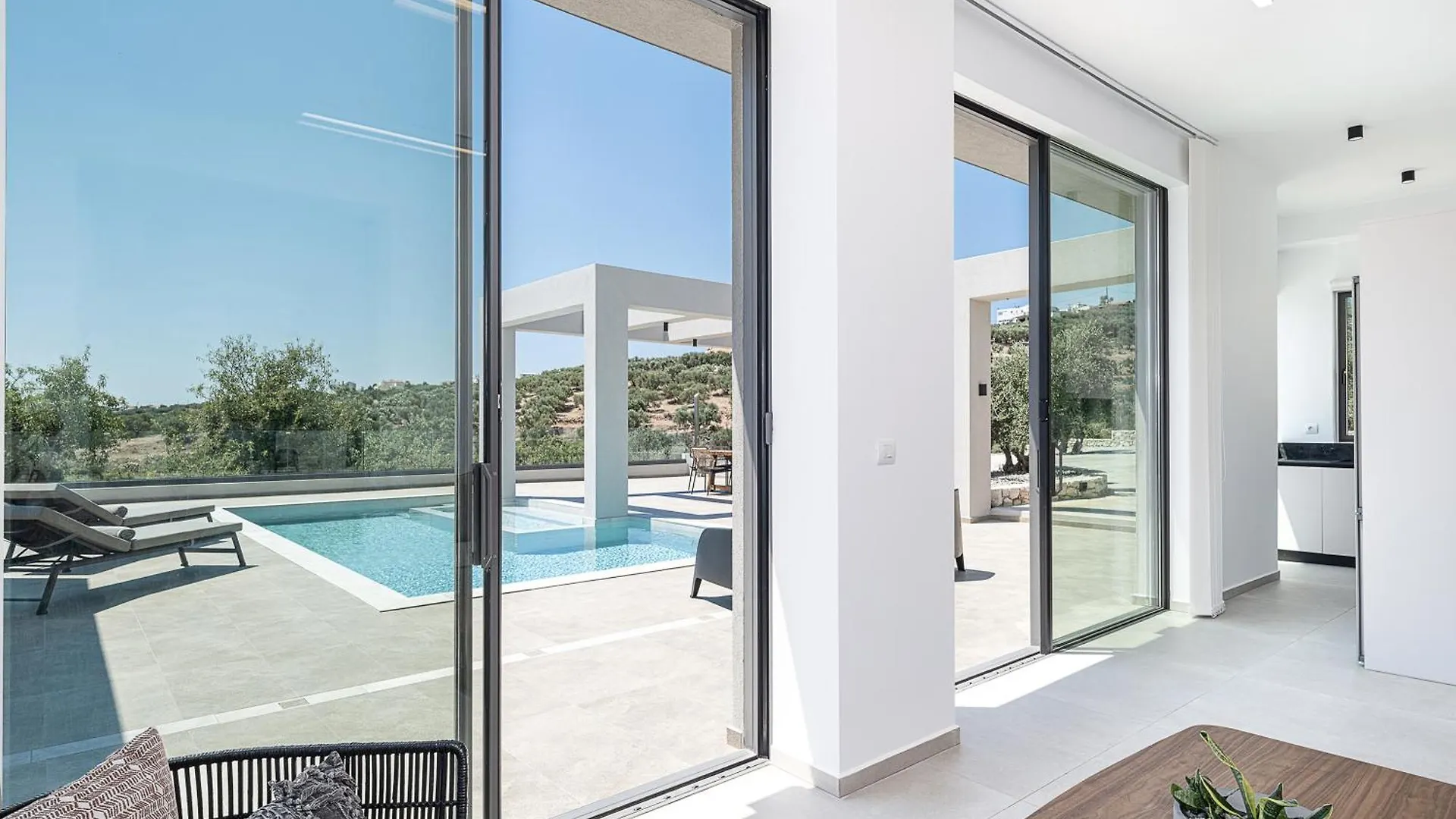 Sunny Vacay Villa Stérnai
